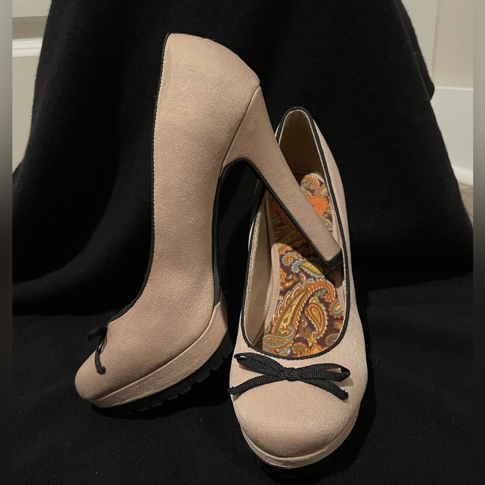 Gorgeous tan suede heels